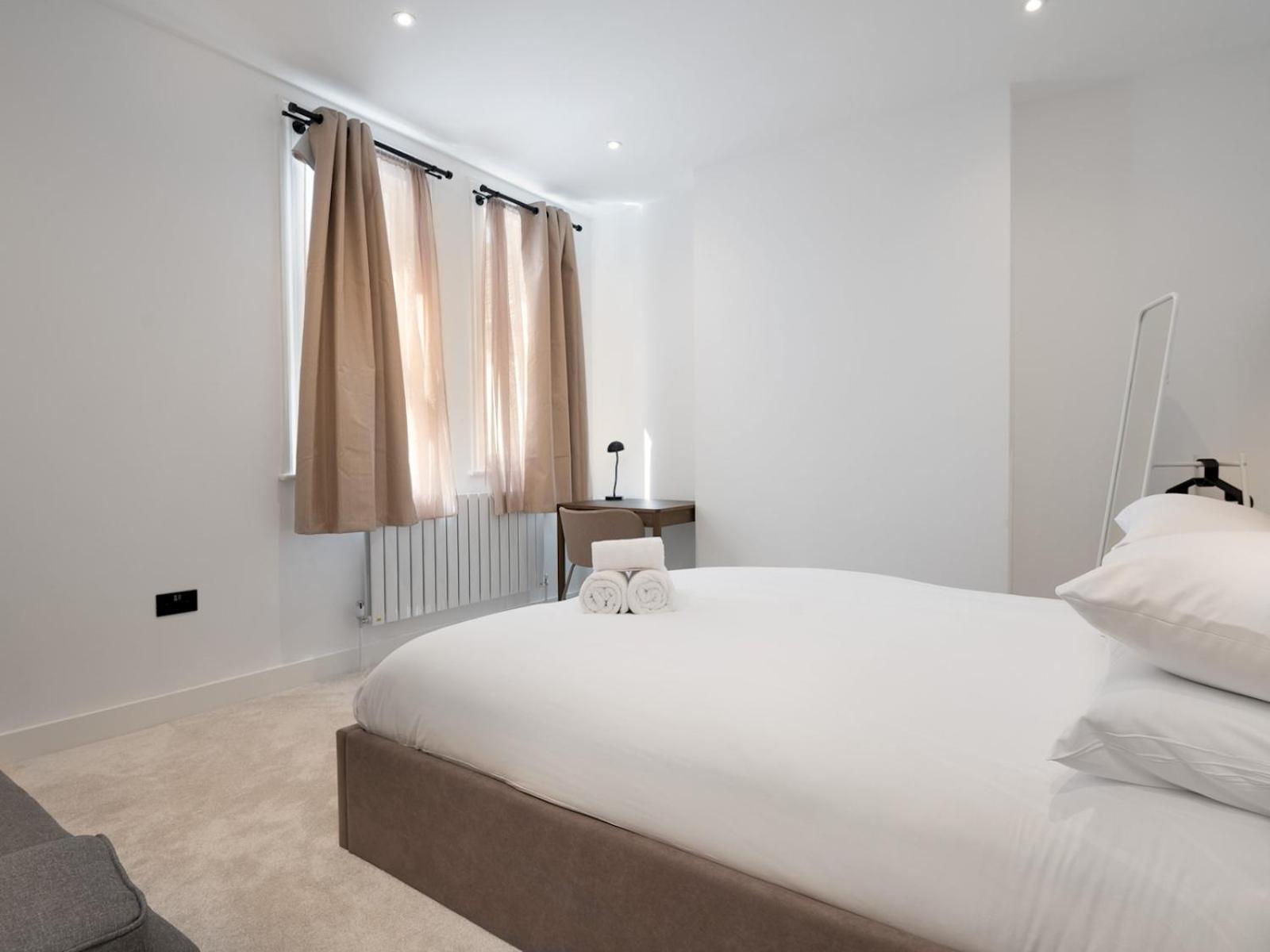 Modern Chic 5br Townhouse - Pass The Keys *